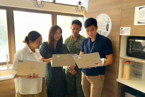 scholars-choice-defence-merit-scholarship-nicolette-foo-psychologist-mindef-work-discussion