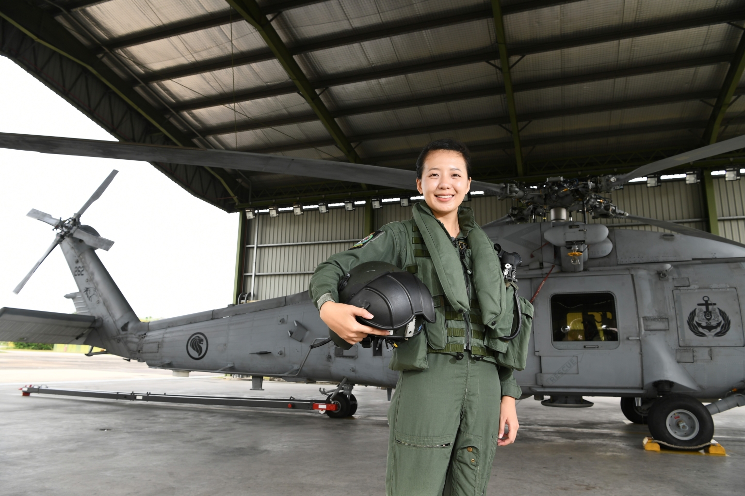 saf merit scholarship holder and lieutenant-colonel lou yang from rsaf, naval helicopter pilot of the seahawk s-70b